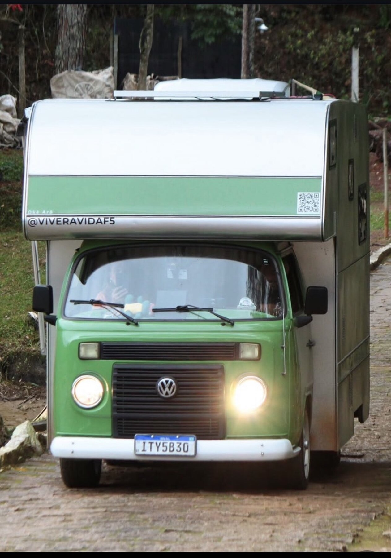 Kombi Home Safari verde e creme do projeto Viver a Vida F5
